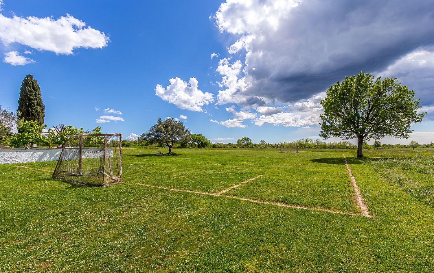 Ferienwohnung Mit Wlan, Klima, Parkplatz, Grill Und Grossem Garten Zum Fussball Spielen Gajana Exterior foto